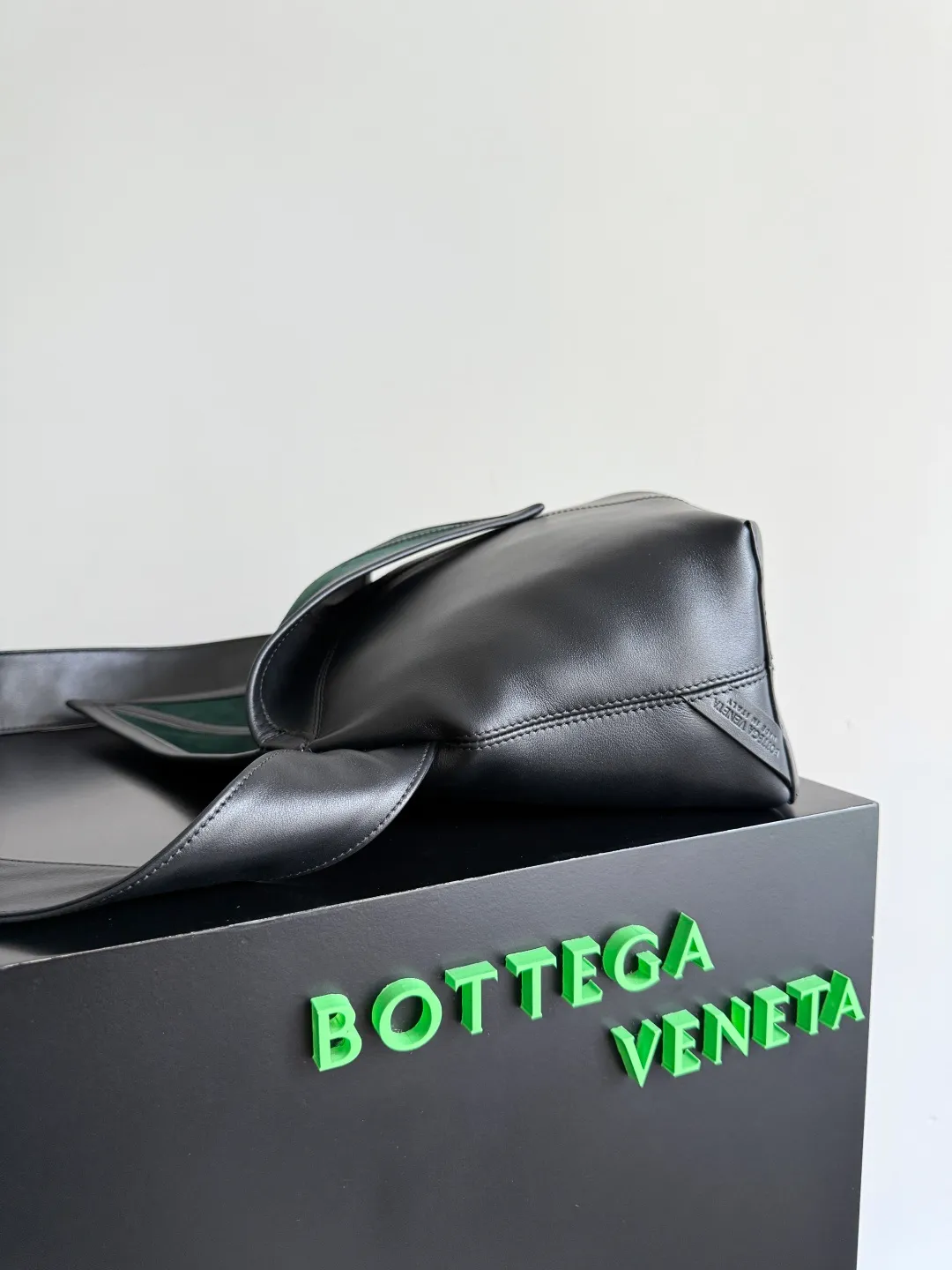 Batch 2220 Bottega Veneta small Sawyer leather model, but still light and soft, the straps can be knotted to adjust the length. Durable and large in capacity, it meets my extremely high standards for small carry-on bags. The texture of cowhide is really amazing, and it can be easily matched with both business and leisure. This bag is a Sawyer Bag that is interpreted with triangles and geometric circles👜. Its soft but indestructible appearance constitutes its fashionable beauty. You can freely adjust the length of the backpack😊No matter how complicated the world is, as long as there is a bag with you, everything will become better, and it is easy for boys and girls to control it! Style number: 815807 Size: 25*17*12cm